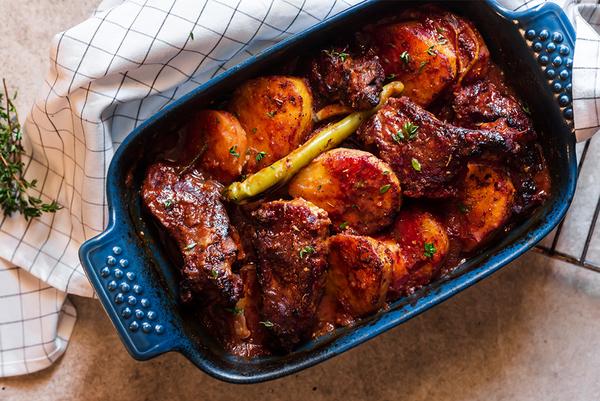 ROASTED POTATOES TRAY WITH BEEF CHUNKS